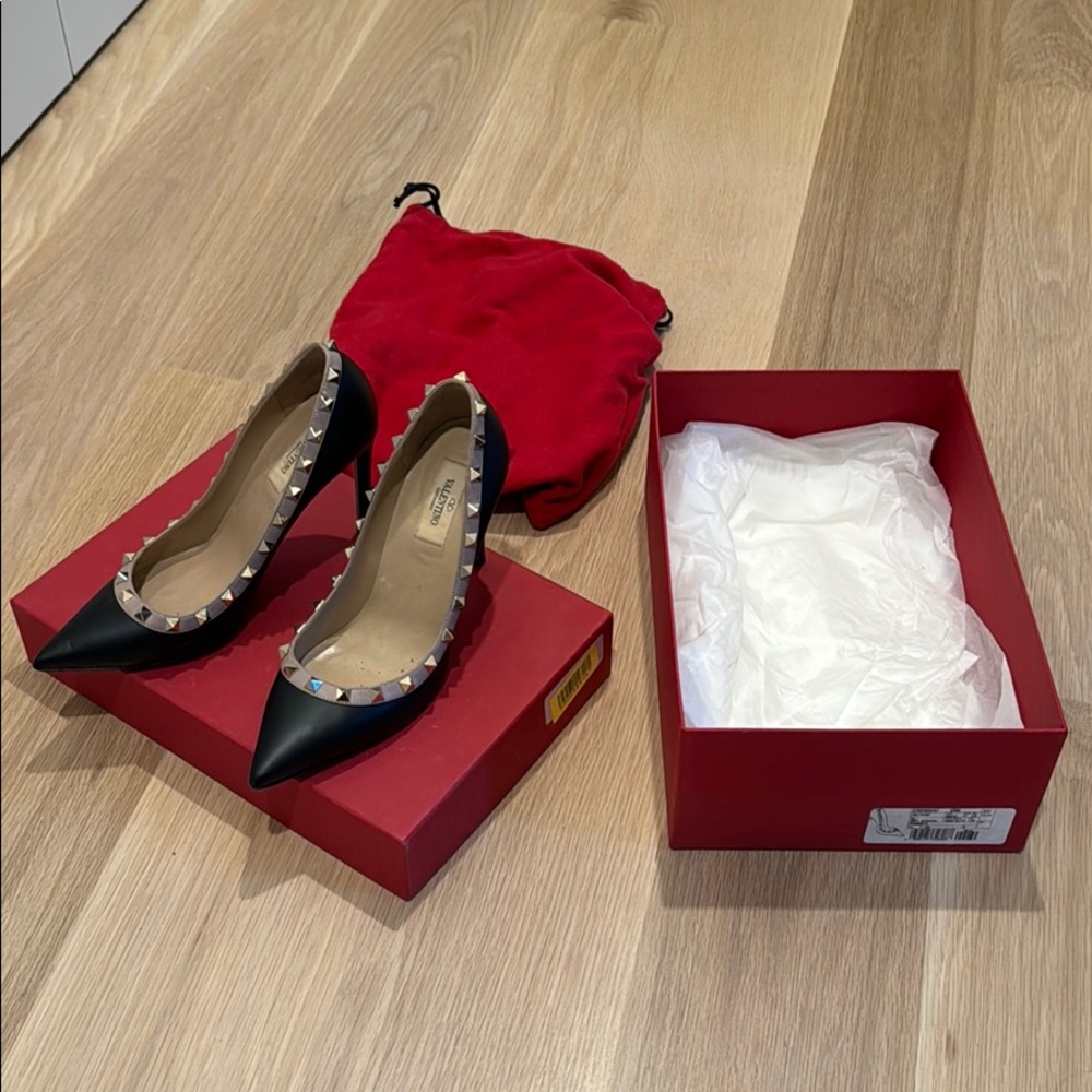 Valentino rockstud black leather pumps Size 37 1/2